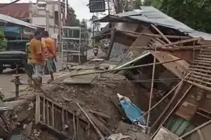 Dampak Banjir Pidie, Jalan hingga Bangunan Ambles ke SungaiÊ