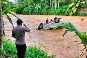 Mobil Anggota Polisi di Aceh Terseret Arus Sungai Saat Sedang Liburan Bersama Keluarga
