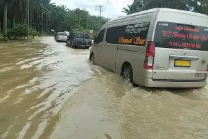 Jalan Provinsi di Aceh Tamiang Terendam, Arus Lalu Lintas Macet