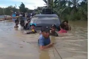 Nekat Terobos Banjir, Angkutan L-300 Terbawa Arus