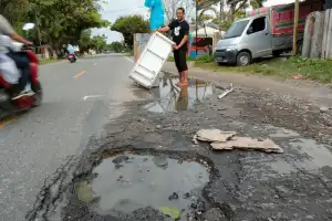 Bahaya! Jalan di Krueng Mane Berlubang, Rawan Kecelakaan