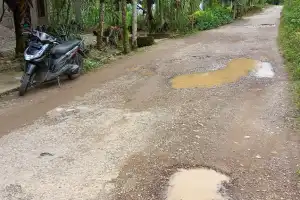 Warga Minta Jalan Rusak di Aceh Selatan Segera Diperbaiki