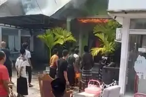 Rumah Pimpinan Ponpes Darussalam Labuhan Haji Terbakar