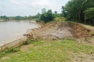 Warga Minta Pemerintah Segera Perbaiki Tembok Penahan Sungai Tamiang yang Roboh