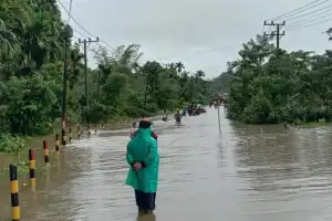 Arus Lalu Lintas Simpang Abail Simeulue LumpuhÊ