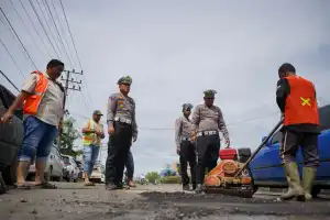 Polisi Tambal Jalan Rawan Kecelakaan di Lhokseumawe