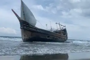 Ada Terpal Berlogo UNHCR di Kapal Rohingya yang Terdampar di Aceh Besar