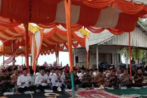 Warga Aceh Barat Berzikir di Tugu Tsunami