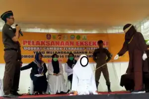 Muncikari Merangkap PSK di Abdya Dicambuk 108 Kali