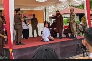 Sempat Ditunda, Bekas Ketua KIP Abdya Jalani Hukuman Cambuk