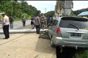 Mobil Travel di Aceh Singkil Tabrak Tiang Listrik hingga Patah