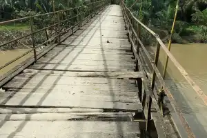 Warga Desa Juar Aceh Tamiang Minta Jembatan Penghubung Direnovasi