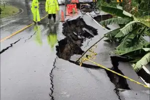 Jalan Lintas Banda Aceh-Medan di Simpang Beutong Pidie Ambles