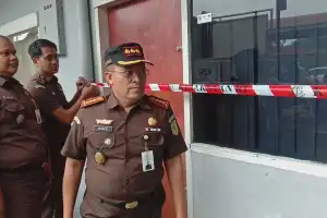 Ungkap Dugaan Korupsi, Ruang Direktur PT Rumah Sakit Aron Disegel Jaksa