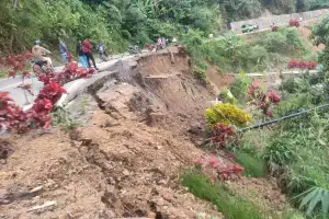 Jalan Amblas Timpa Sekolah, Camat Rusip Antara Minta Pemerintah Bangun Turap