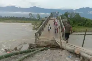 Warga Salim Pinim I Bangun Jembatan Darurat dari Batang Pinang dan Papan