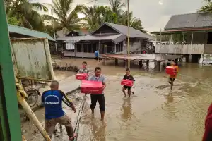 Pj Bupati Aceh Singkil Bagikan Paket Bantuan untuk Korban Banjir di Rantau Gedang