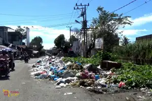 Pedagang Keluhkan Sampah Menumpuk di Tepi Jalan Daud Dariah PBU Meulaboh