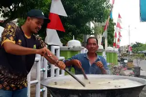 Berbagi Ratusan Cup Kanji Rumbi di Bulan Ramadan