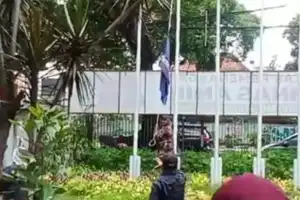 Kecewa dengan Sikap Surya Paloh, Relawan Turunkan Bendera NasDem di Markas AMIN