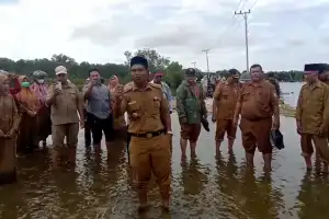 Puluhan Warga dan ASN Protes di Jalan Singkil-Kuala Baru