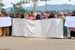 Belasan Ibu-ibu Demo PT SDM Ie Mirah Abdya