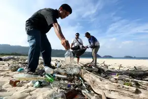 Banyak Sampah Mancanegara di Pulo Aceh