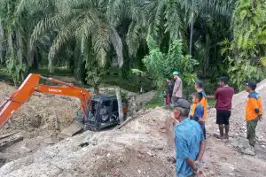 Amblas Pasca Diguyur Hujan, Pemkab Aceh Singkil Bangun Jembatan Darurat