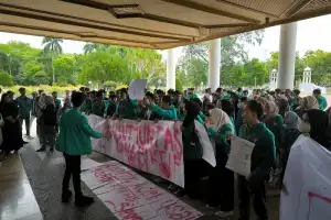 Mahasiswa Demo Kantor Gubernur Aceh Minta Usut Kasus Korupsi BRA