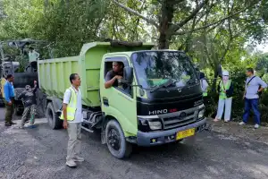 Tingkatkan Infrastruktur Kawasan Wisata, PUPR Aceh Barat Aspal Jalan Pantai Lhok Bubon