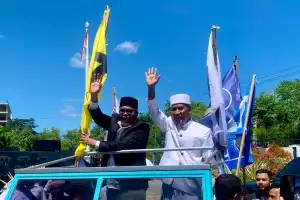 Naik Mobil Jeep, Bustami – Tu Sop Daftar ke KIP Aceh