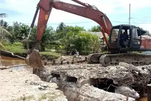 Warga Protes Pengerjaan Proyek Jembatan Jalan Bandes Memutus Aliran PDAM