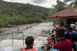 Hari Terakhir, Ramai Warga Saksikan Pertandingan Arung Jeram PON XXI di Sungai Mamas
