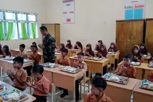 TNI Beri Makan Gratis Murid SD di Pedalaman Aceh Tamiang