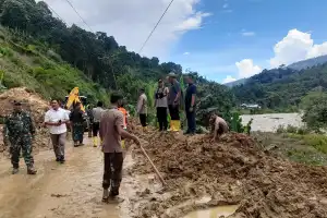 Longsor Tutup Badan Jalan, Jalur Nasional Gayo Lues-Aceh Tenggara Lumpuh