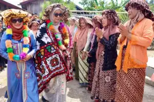 Pj Ketua Dekranasda Aceh Kunjungi Desa Kerajinan Toweren Antara