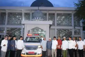Pj Gubernur Aceh Serahkan Bantuan Ambulans untuk Masyarakat Gampong Pineung