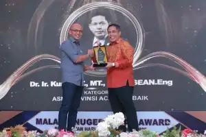 Kurdi Terima Award Sebagai ASN Aceh Terbaik